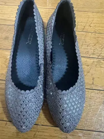 그레이 스팽글 펌프스