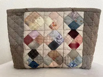 삼각형과 사각형의 패치워크 퀼트 파우치
