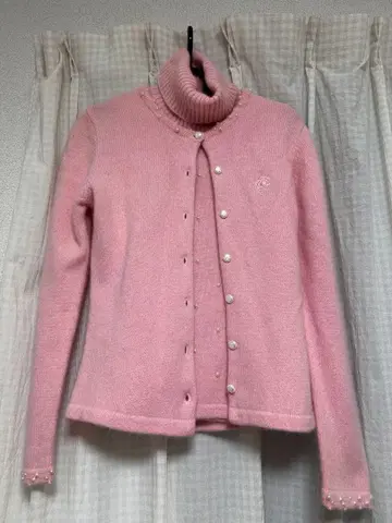 CLATHAS 펄 장식 핑크 터틀넥