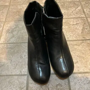 블랙 가죽 부츠 중간 힐