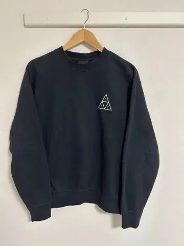 HUF 트라이앵글 로고 맨투맨 블랙