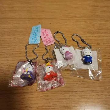 헬로키티/다니엘 히나마쓰리 드레스 방울볼 체인 홀더 세트