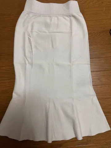 화이트 플레어 스커트 스트레치 소재