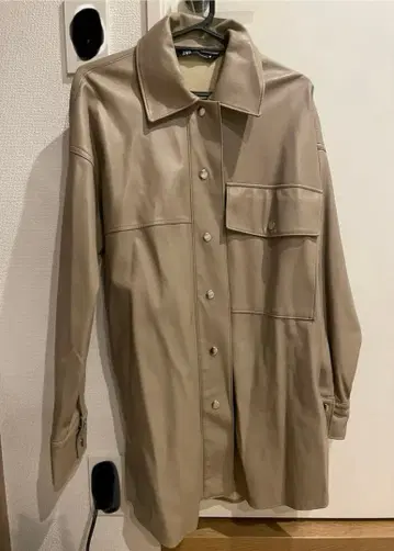 베이지 버튼 가죽 자켓