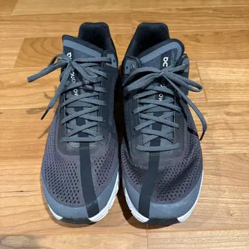 On 그레이 러닝화