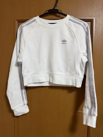 adidas 크롭 맨투맨 화이트 XS 사이즈