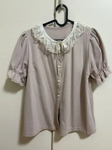 허니 시나몬 프릴이 달린 베이지 반팔 셔츠 프리 사이즈