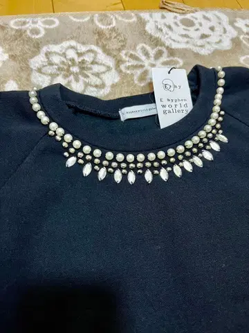 비쥬가 달린 블랙 긴팔 원피스