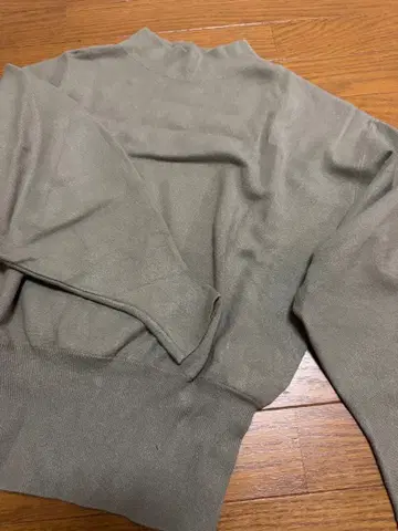 카키 터틀넥 니트 긴팔