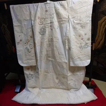 전통적인 시로무쿠 기모노