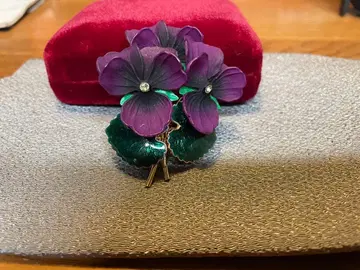 보라색 꽃 제비꽃과 잎 브로치