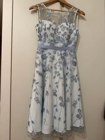 스카이블루 꽃무늬 자수 슬리브리스 원피스