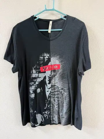 glamb 그래픽 T셔츠 다크 그레이