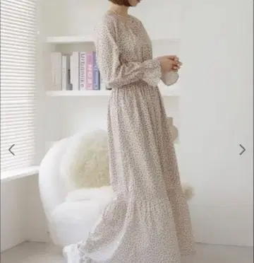 베이지 도트 무늬 롱 슬리브 드레스