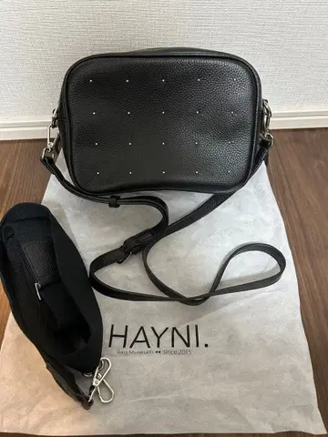 HAYNI 블랙 가죽 숄더백 스터드 장식 콘위