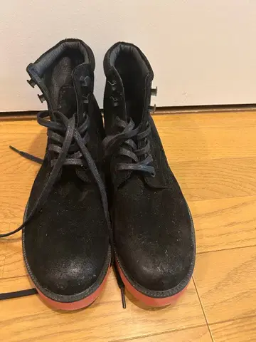 AMONGST FRIENDS 블랙 스웨이드 하이컷 부츠 빨간색 밑창