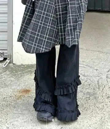 Vipoa 앵클 프릴 리브 팬츠 블랙