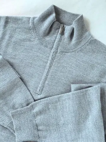 BOGGI MILANO (보지 밀라노) 하프 지퍼 하이넥 스웨터