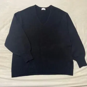 울 캐시미어 혼방 V넥 스웨터 (블랙)