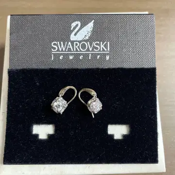 Swarovski 크리스탈 귀걸이 양쪽 귀
