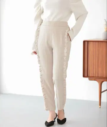 fitmore 사이드 프릴 테이퍼드 팬츠 화이트 S 사이즈