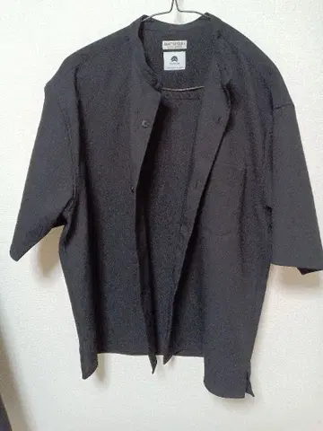 BEAUTY & YOUTH 블랙 반팔 셔츠