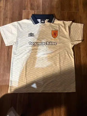 Umbro toy machine 셔츠 크림색