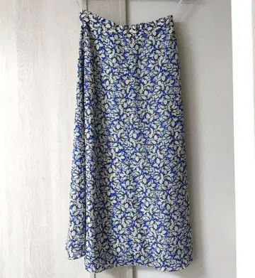 UNTITLED 파랑과 화이트 꽃무늬 롱 스커트 일본제