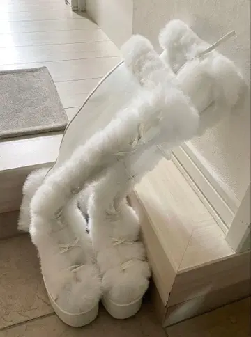 화이트 퍼 롱 부츠