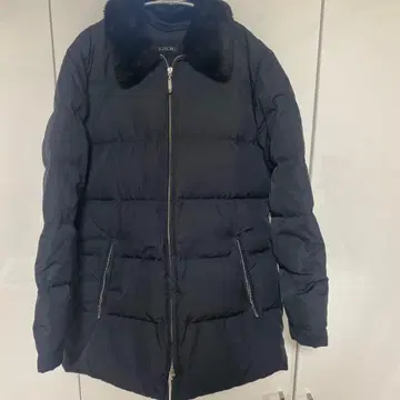 퍼 달린 블랙 다운 자켓