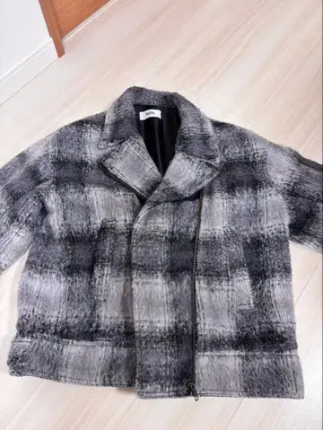 그레이 계열 체크 무늬 플리스 자켓