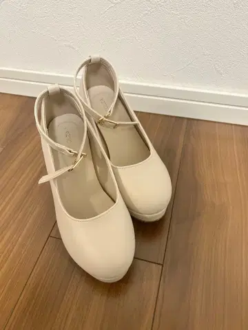 화이트 베이지 스트랩 포함 하이힐 약 8cm