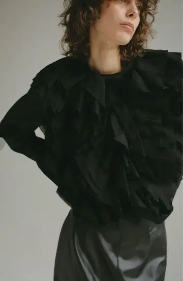 HER 코튼 프릴 블라우스