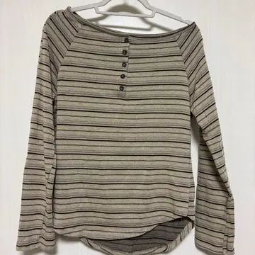 UNEMANSION 오프숄더 긴팔 상의