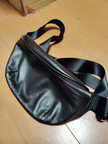 GU 리얼 가죽 바디백