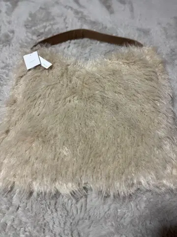 HEMING'S 크림색 퍼 숄더백