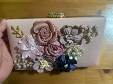 꽃무늬 펄 장식 클러치백