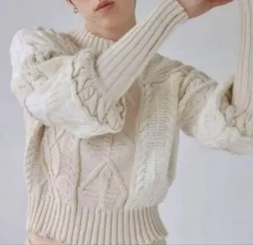 아이보리 케이블 니트 스웨터 크롭 기장