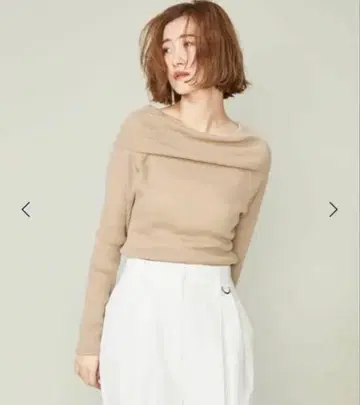 conte 베이지 오프숄더 긴팔 스웨터