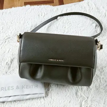 찰스 앤 키스 Calla 칼라 프론트 플랩 체인 핸들 백