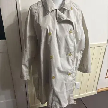 베이지 더블 브레스트 트렌치코트