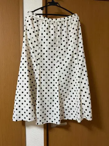 서브 스트리트 15호 물방울 패턴 플레어 스커트 화이트 x 블랙