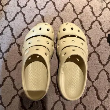 KEEN 크림 샌들 통기 구멍 포함