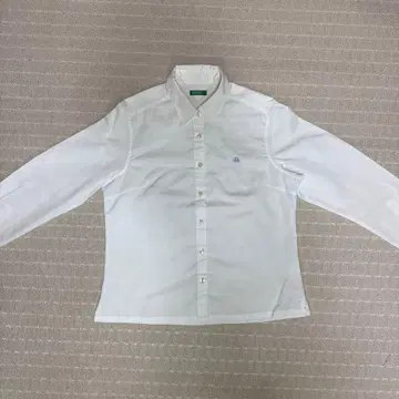 화이트 버튼 다운 셔츠 로고 자수