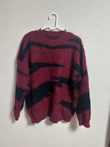 버건디와 블랙 스트라이프 스웨터