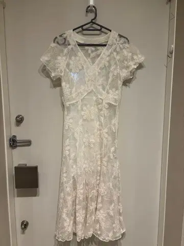 거의 새상품 레이스 화이트 꽃무늬 자수 반팔 무릎 기장 원피스