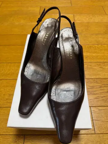 띠어리 백 스트랩 펌프스 다크 브라운