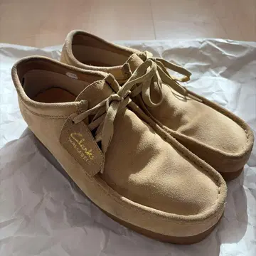 Clarks Wallabees 베이지 스웨이드