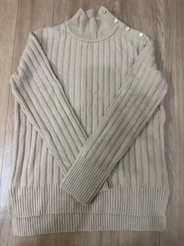 베이지 리브 터틀넥 스웨터