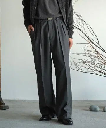 [ shiun ] STRAIGHT TUCK TROUSERS S 사이즈